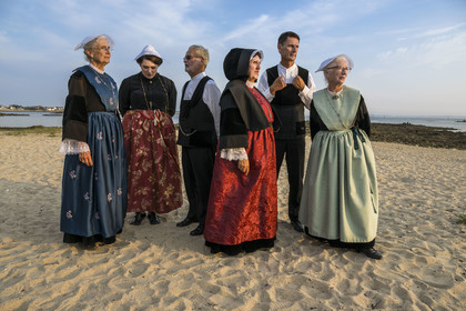France, Morbihan, Port-Louis, the large beach of Port-Louis at the foot of the ramparts, Breton dance association the Cercle celtique Armor Argoat