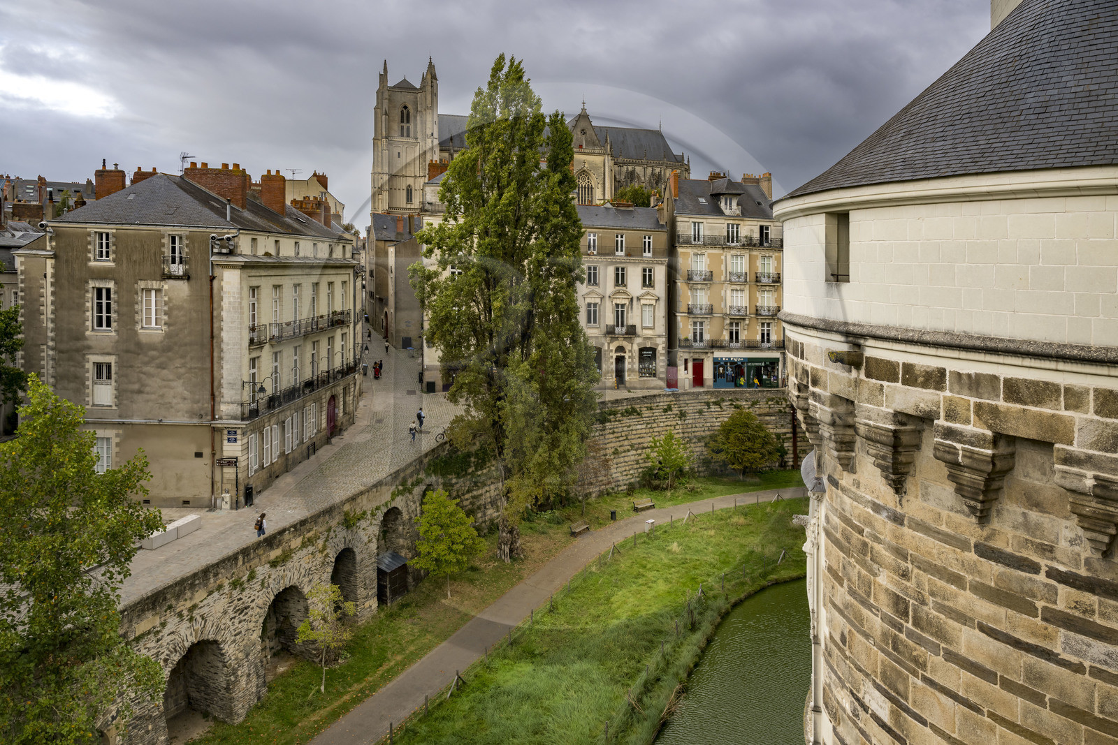 France, Loire-Atlantique (44), Nantes, quartier du Bouffay, le chateau des Ducs de Bretagne, les douves et la rue Mathelin Rodier qui monte vers la cathédrale Saint Pierre et Saint Paul en arrière plan