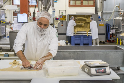 France, Côte-d'Or (21), Dijon, la fabrique de pains d'épices de la la maison Mulot et Petitjean, Thomas Thibeau procède à la découpe et la mise en moule manuelle
