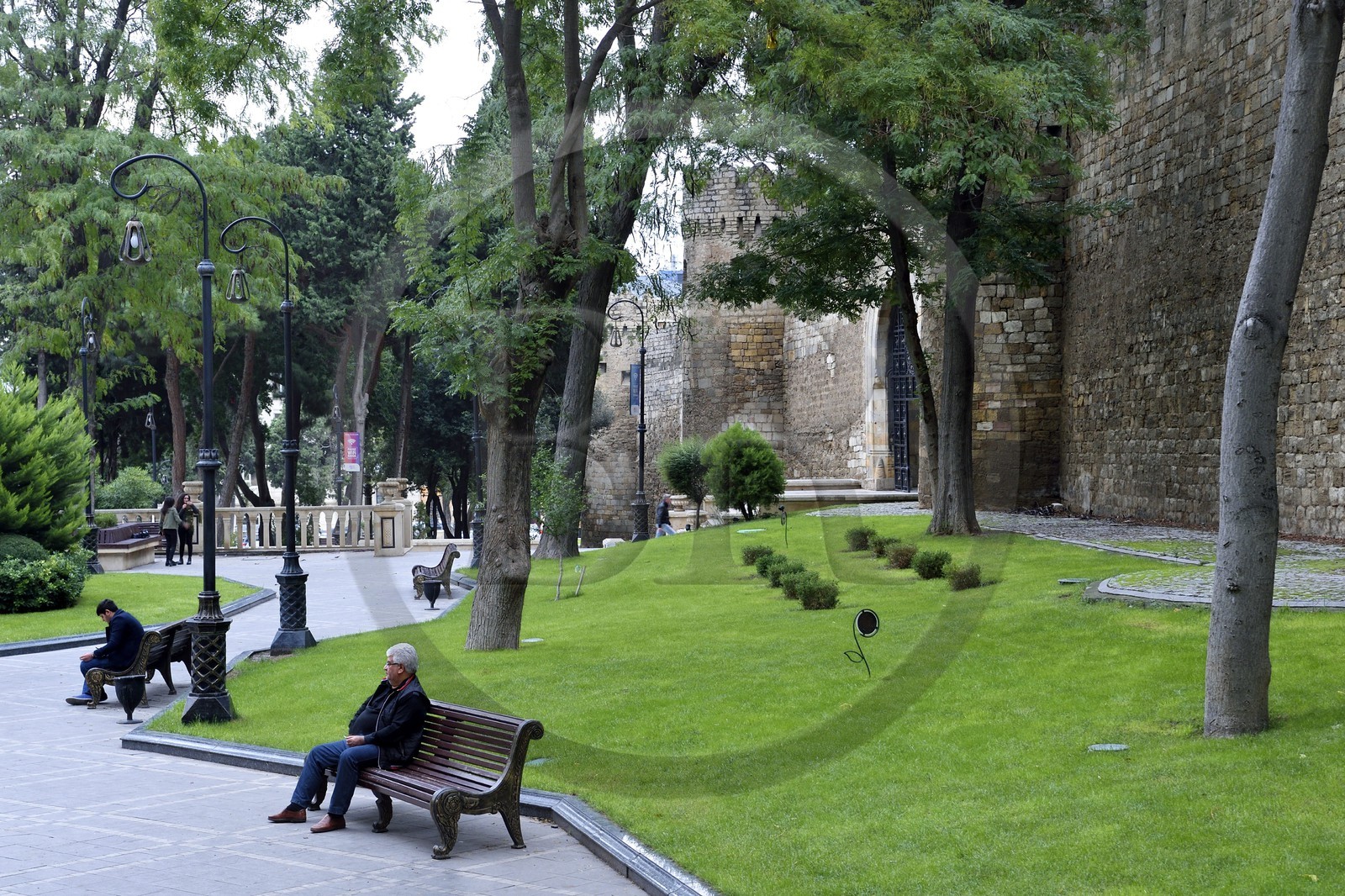 Azerbaïdjan, Bakou, Vieille ville, classée au patrimoine mondial de l'UNESCO, le parc Sabir Bagi au pied des anciens remparts Azerbaïdjan, Bakou, Vieille ville, classée au patrimoine mondial de l'UNESCO, le parc Sabir Bagi au pied des anciens remparts