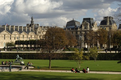 France, Paris (75), le Jardin des Tuileries avec en arrière-plan le Musée des Arts Décoratifs dans l'aile de Marsan du palais du Louvre