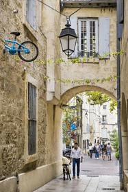 France, Hérault (34), Montpellier, centre historique appelé l’Ecusson, street art rue Voltaire, un des vélos encastrés dans les murs de la ville par l'artiste Monsieur BMX