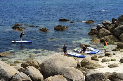 France, Finistere (29), Fouesnant, Pointe de Beg Meil, group of vacationers practicing paddle