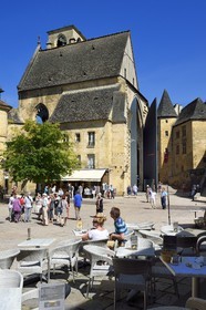 France, Dordogne (24), Périgord Noir, vallée de la Dordogne, Sarlat-la-Canéda, place de la Liberté, terrasse de café et ancienne église Sainte-Marie en arrière-plan