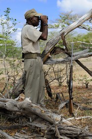 Tanzanie, Reserve de gibier de Selous une des plus grandes zones protégées au monde et inscrite sur la liste du patrimoine mondial de l’Unesco depuis 1982, Mtambo le ranger du Selous Camp