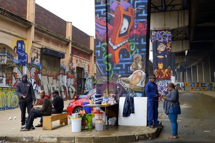 Afrique du Sud, province de Gauteng, Johannesburg, CBD (Central Business District), Newtown, peintures murales sous l'autoroute M1 De villiers Graaff motorway