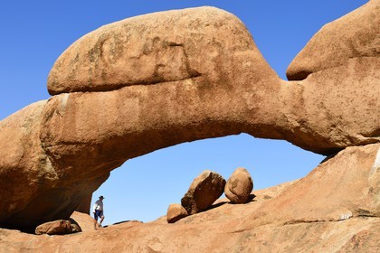 Namibia, Erongo region, Damaraland, Spitzkoppe or Spitzkop (1784 m), natural arch of the granite mountain in the Namib Desert