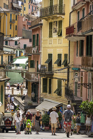 Italie, Ligurie, Cinque Terre, parc national des Cinque Terre classé Patrimoine Mondial de l'UNESCO, la rue principale du village de Manarola