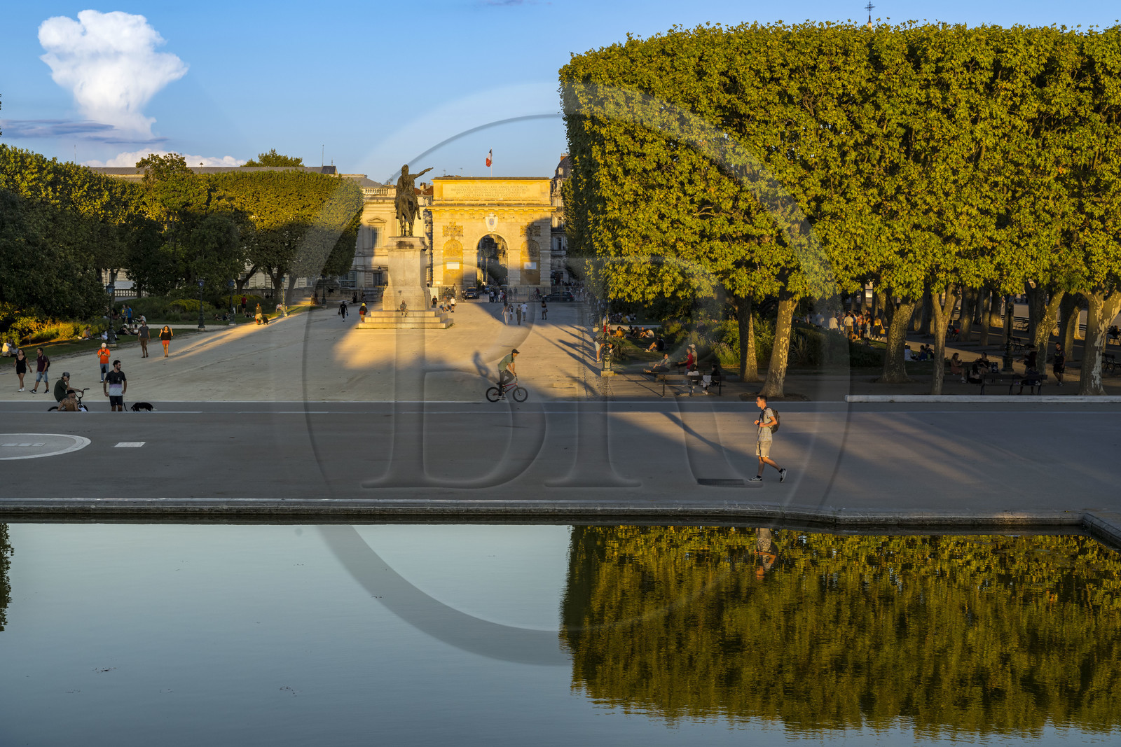France, Hérault (34), Montpellier, centre historique appelé l’Ecusson, place Royale ou promenade du Peyrou, l'Arc de Triomphe (XVIIème siecle) et la statue équestre de Louis XIV en arrière plan