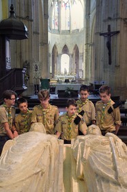 France, Allier (03), ancienne province du Bourbonnais, Souvigny, l'église prieurale clunisienne Saint-Pierre-et-Saint-Paul, nécropole ducale des Ducs de Bourbon, scouts d'Europe autour des gisants de deux illustres abbés de Cluny devenus Saint Mayeul et Saint Odilon