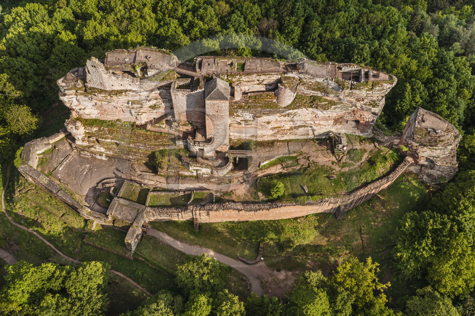 France, Bas-Rhin (67), Parc naturel régional des Vosges du Nord, Lembach, chateau de Fleckenstein (vue aérienne)