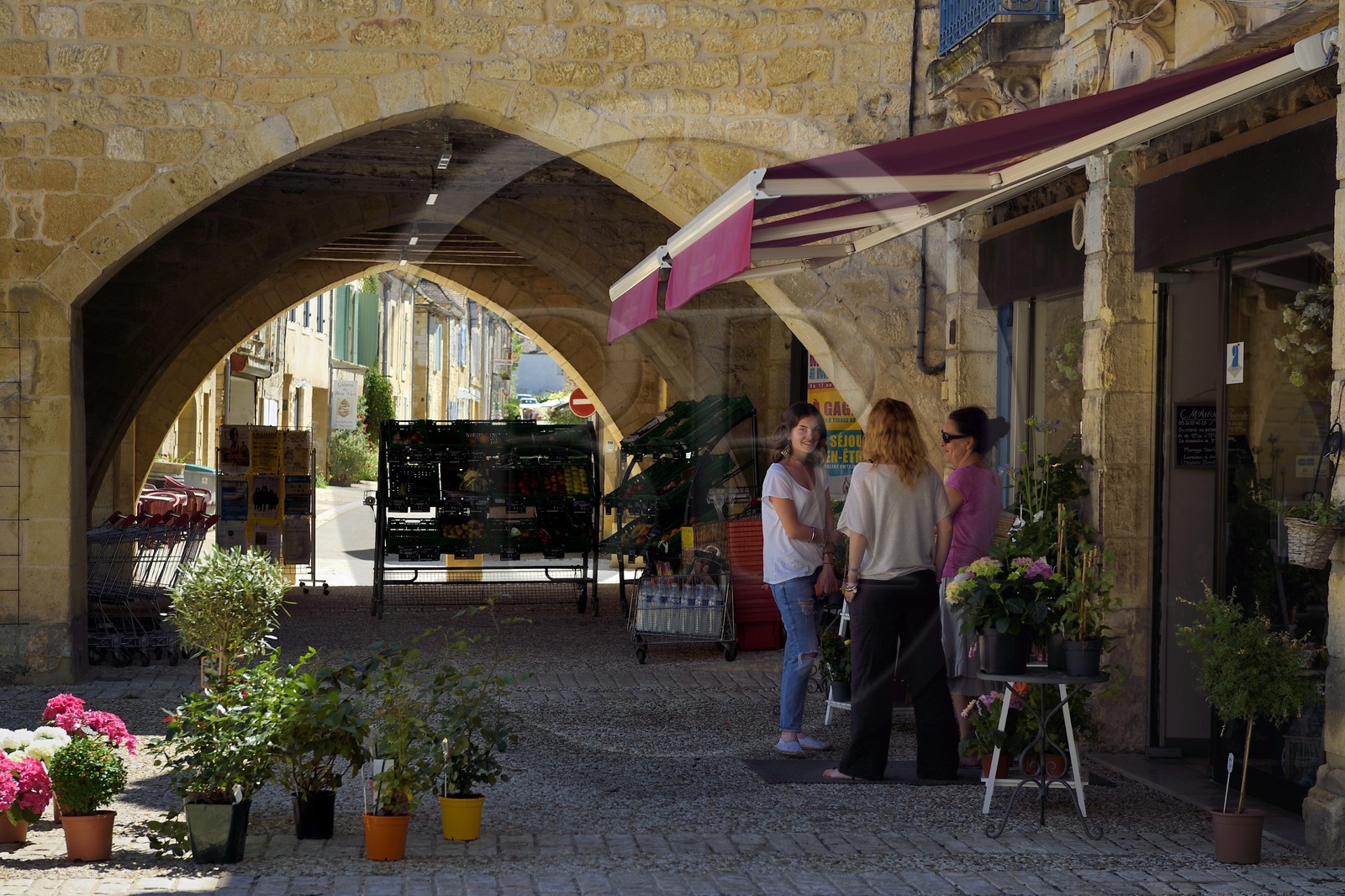 France, Dordogne (24), Périgord Pourpre, Beaumont-du-Périgord, maison à arcades sur la place Jean Moulin
