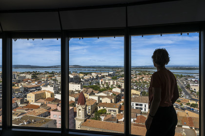 France, Hérault (34), Palavas-Les-Flots, la ville vue depuis le Phare de la Méditerranée, tour d'observation de 43 mètres issue de la transformation de l'ancien chateau d'eau,  l'étang du Méjean en arrière plan