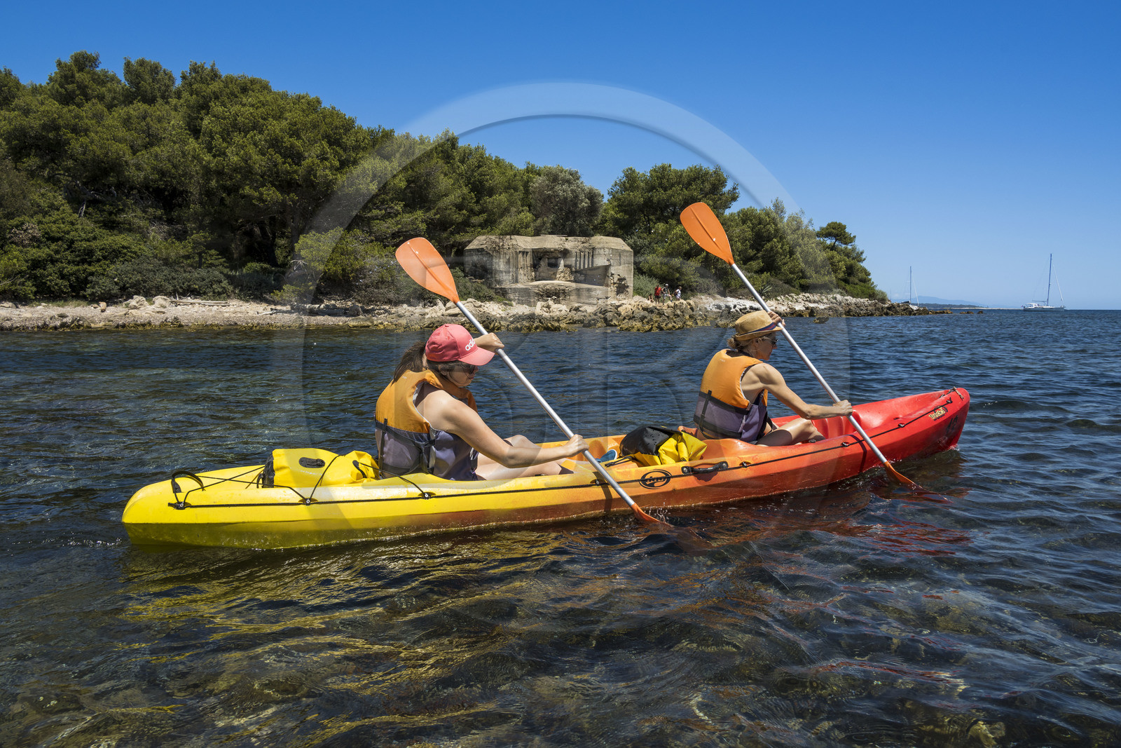 France, Alpes-Maritimes (06), Cannes, randonnée en kayak aux Iles de Lérins, tour de l'Ile de Saint-Honorat par le sud, bunker datant de la deuxième guerre mondiale en arrière plan