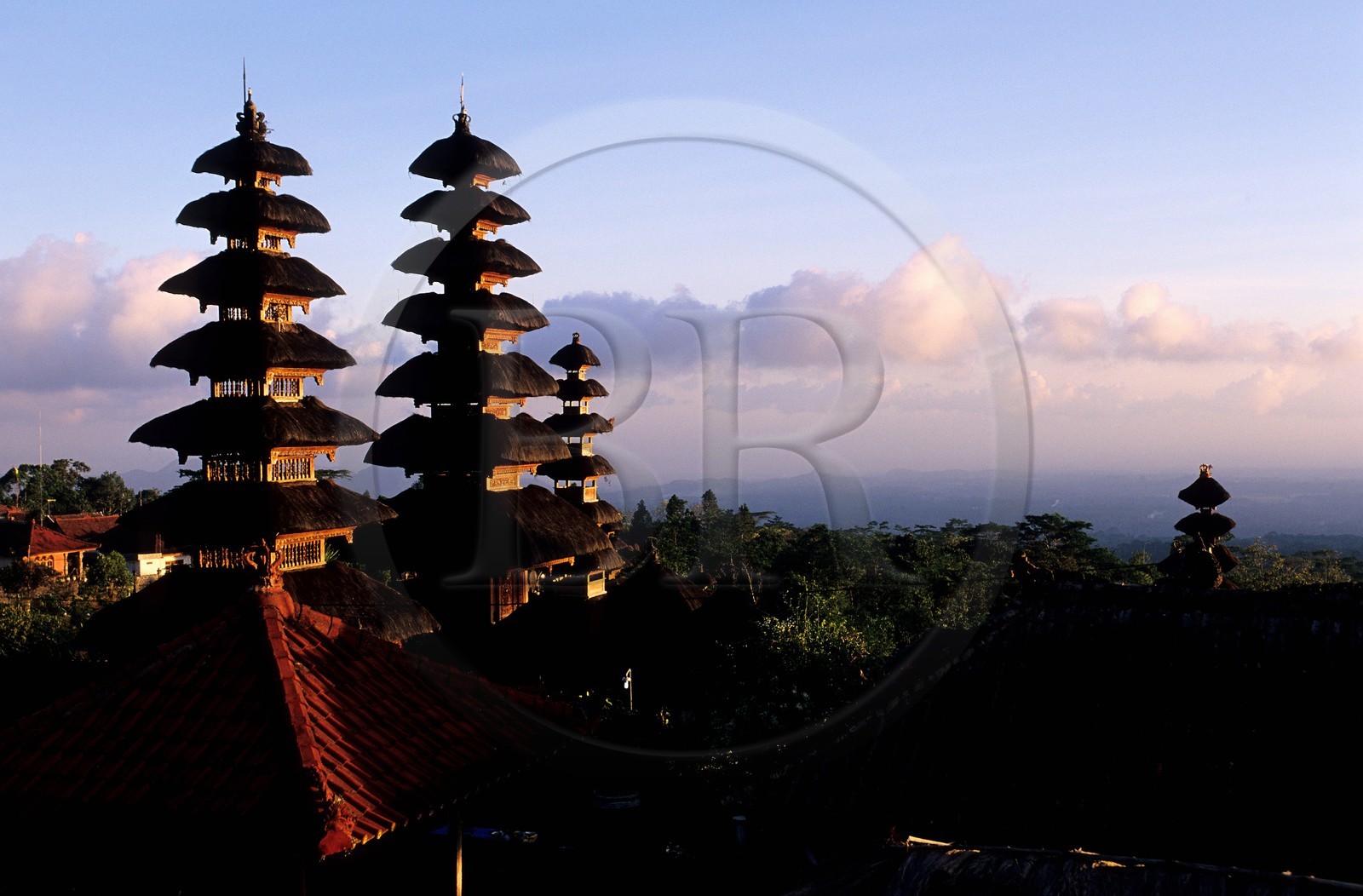 Indonésie, île de Bali, Pura (temple) Besakih, méru à toits multiples du Pura Penataran Agung se dressant vers le ciel