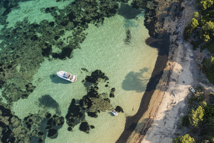 France, Var (83), Iles d'Hyères, parc national de Port Cros, Ile de Porquerolles, la plage Notre-Dame dans la Baie de l'Alycastre (vue aérienne)