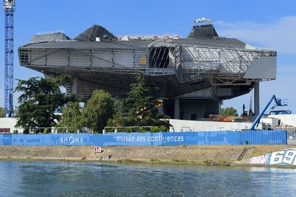 France, Rhône (69), Lyon, nouveau quartier de La Confluence au sud de la Presqu'île, le chantier du futur musée des Confluences coté Saône