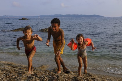 France, Var (83), presqu'île de Giens, enfants jouants sur une plage vers la Tour Fondue