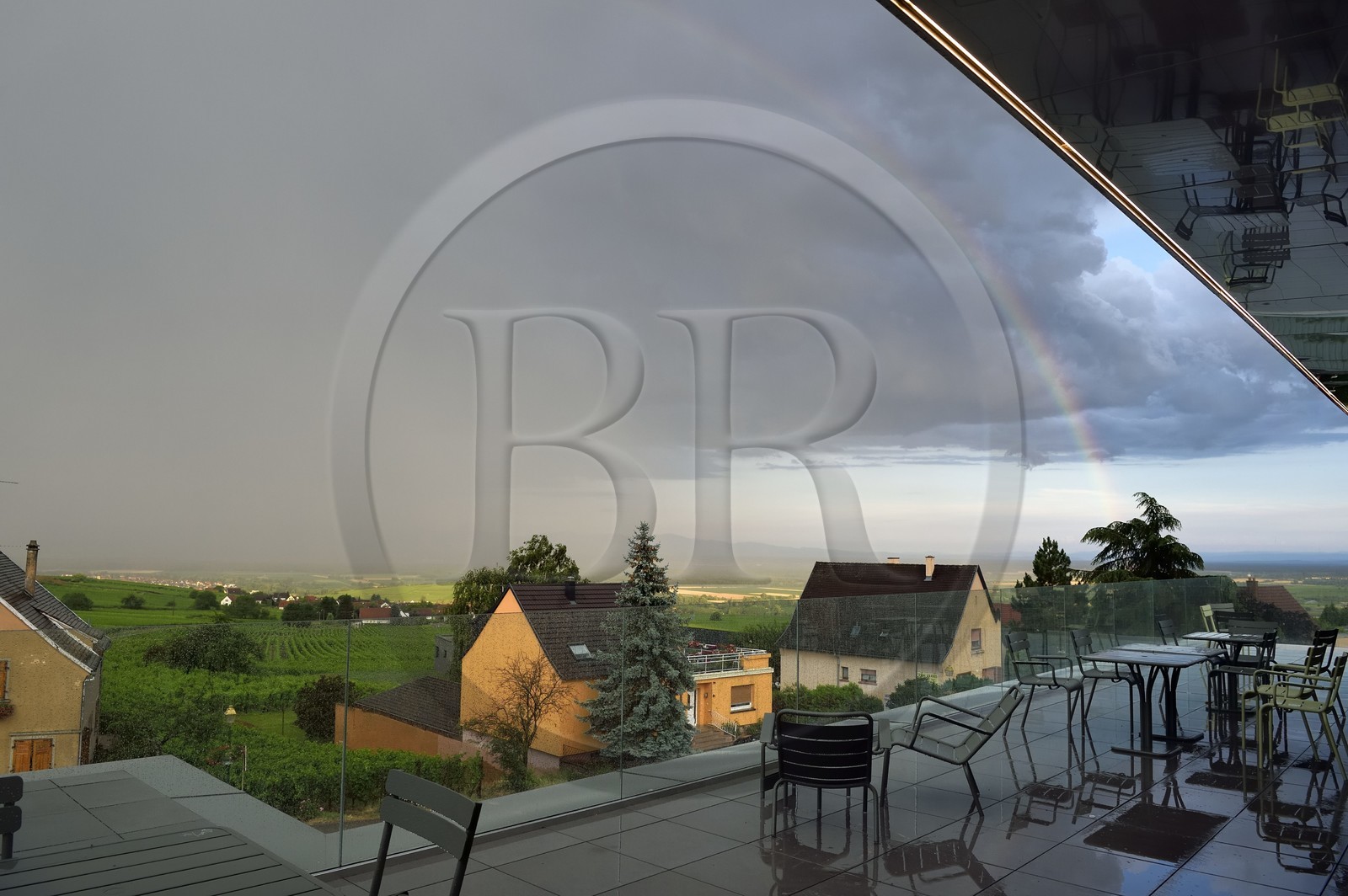 France, Haut-Rhin (68), Route des vins d'Alsace, Voegtlinshoffen, Maison Joseph Cattin, le belvédère du domaine viticole, vue sur le vignoble sous un arc-en ciel après l'orage