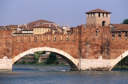 Italie, Vénétie, Vérone, château Castelvecchio, le pont Scaligiero