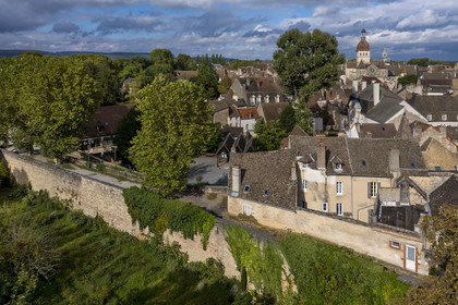 France, Côte-d'Or (21), les climats de Bourgogne classés Patrimoine Mondial de l'UNESCO, Beaune, le rempart des Dames à l'ouest de la vieille ville et la basilique collégiale Notre-Dame de Beaune en arrière plan (vue aérienne)