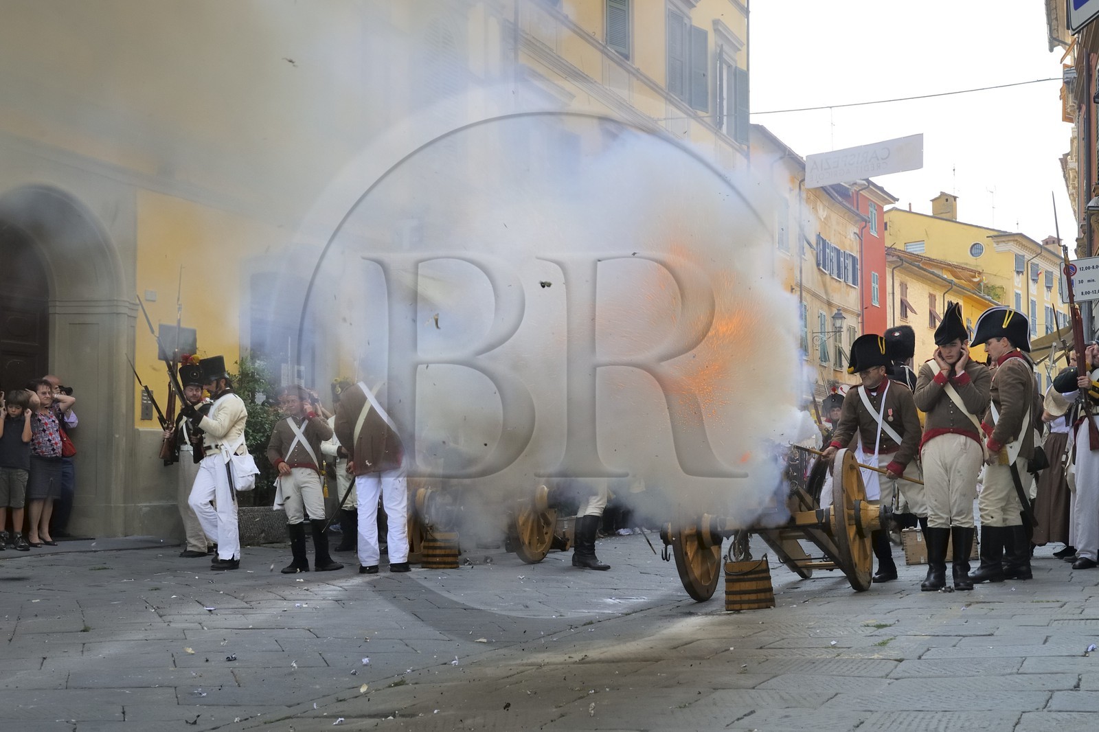 Italy, Liguria, Sarzana, Piazza Matteotti, Napoleon Festival, austrian soldiers firing the cannon at the french enemy in the main street Via Mazzini in the old town