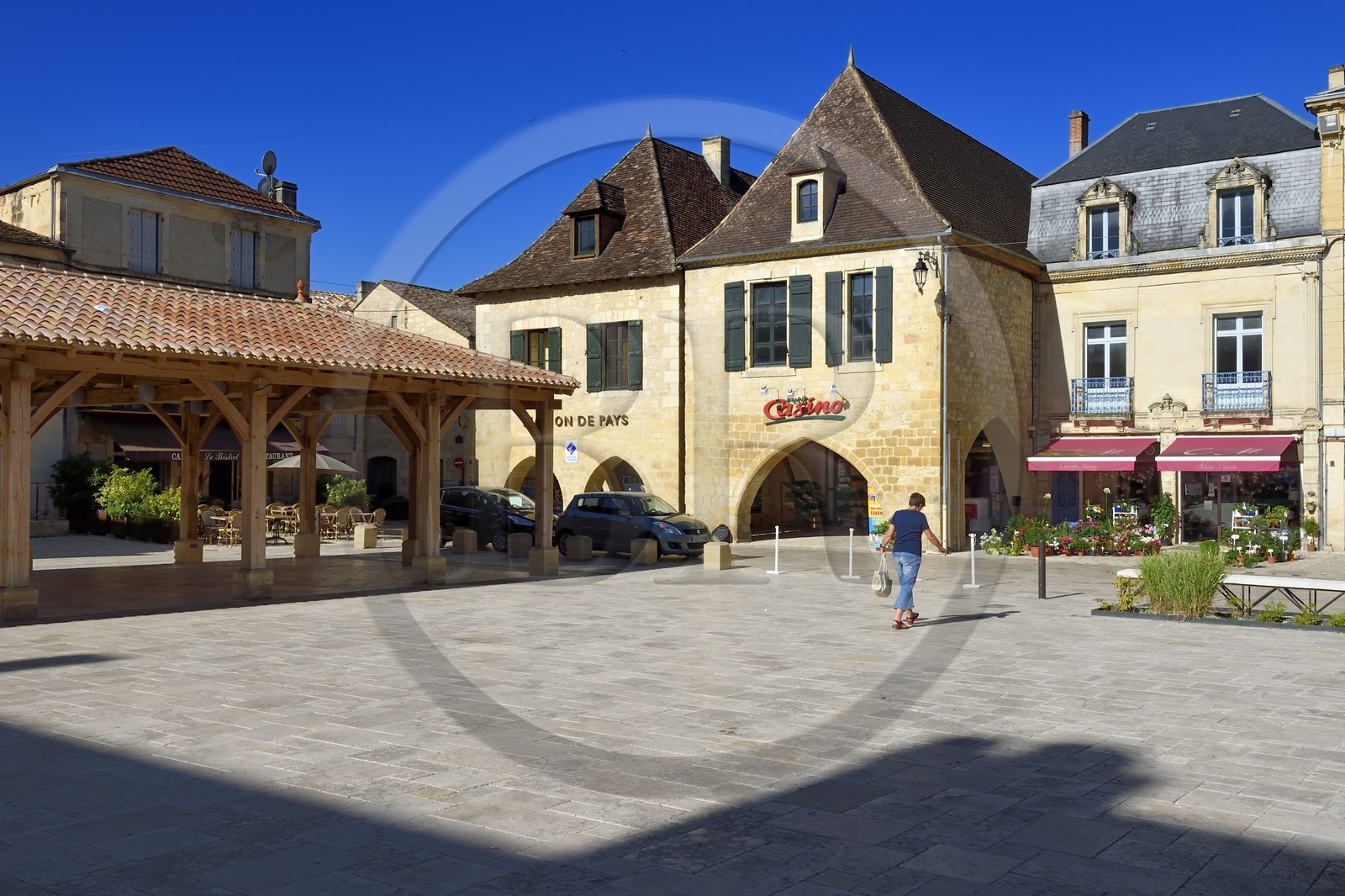 France, Dordogne (24), Périgord Pourpre, Beaumont-du-Périgord, la halle sur la place Jean Moulin