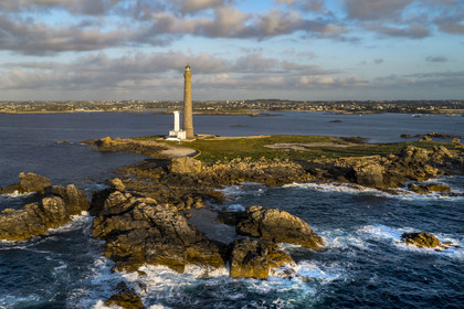 France, Finistère (29), Pays des Abers, Ile Vierge dans l'archipel de Lilia, le phare de l'Ile Vierge, le plus haut phare d'Europe avec 82,5 mètres, et l'ancien phare de 1845 (vue aérienne)