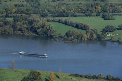 France, Seine-Maritime (76), péniche remontant la Seine à la hauteur de Saint-Martin-de-Boscherville (vue aérienne)
