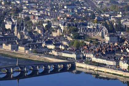 France, Loir-et-Cher (41), Vallée de la Loire classée Patrimoine Mondial de l' UNESCO, Blois et son château (vue aérienne)