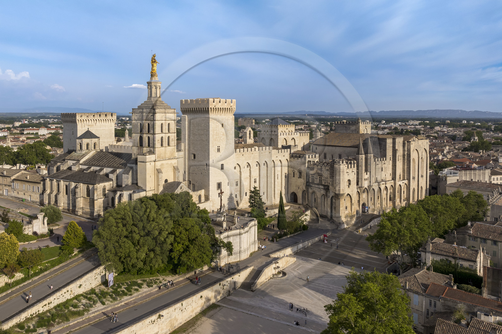 France, Vaucluse (84), Avignon, la cathédrale des Doms et le Palais des Papes classés Patrimoine mondial de l'UNESCO, et la place du Palais (vue aérienne)