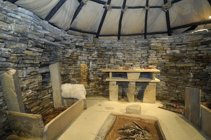 Royaume-Uni, Ecosse, Iles Orcades, Ile de Mainland, reconstitution de l'intérieur d'une maison du village préhistorique de Skara Brae, classées Patrimoine Mondial de l'UNESCO