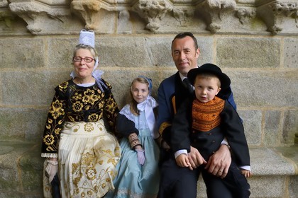 France, Finistère (29), Locronan, labellisé Les Plus Beaux Villages de France, famille en costumes traditionnels sous le porche de l'église Saint-Ronan le jour de la procession de la Troménie