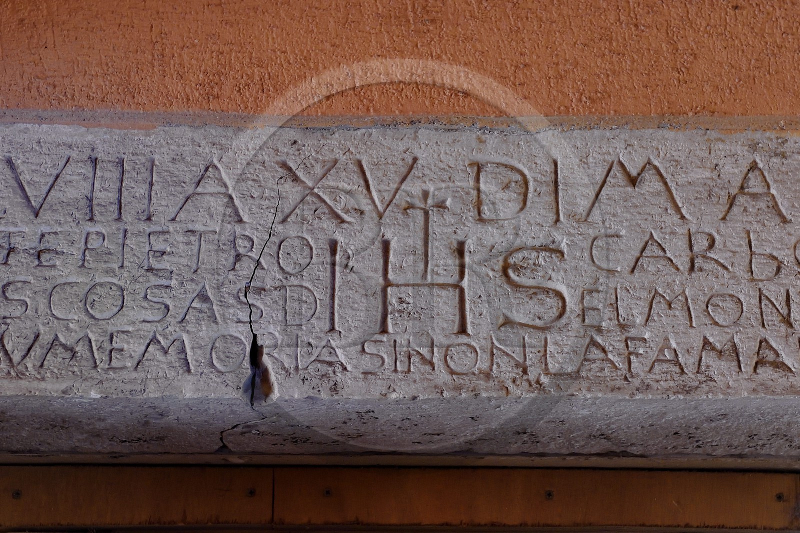 Principauté de Monaco, Monaco, la vieille ville sur le Rocher, passage de la Miséricorde, linteau de pierre (1548) qui est le seul vestige du protectorat espagnol