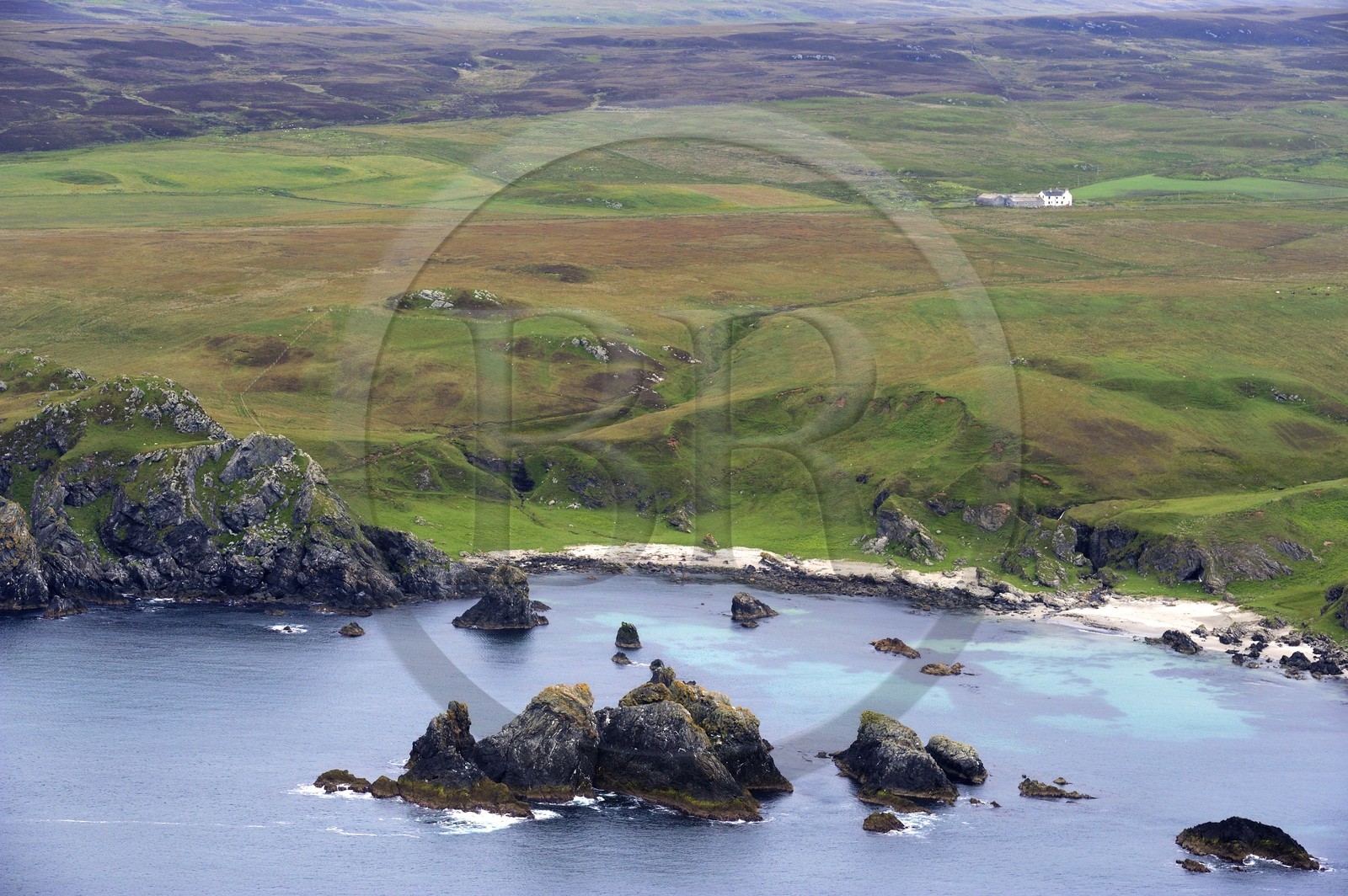 Royaume-Uni, Ecosse, Hébrides intérieures, Ile de Islay, ferme isolée sur la côte escarpée de The Oa au sud de Port Ellen (vue aérienne)