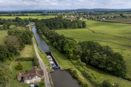 France, Nièvre (58), Sardy-les-Epiry, échelle des 16 écluses sur le canal du Nivernais, écluse n°15 de Champ-Cadoux (vue aérienne)