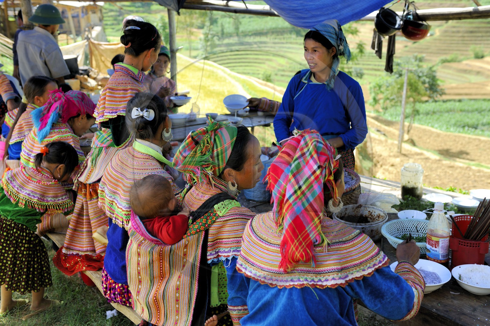 Vietnam, province de Lao Cai, région de Bac Ha, marché de Can Cau, femmes de la minorité Hmong Fleur assises dans un restaurant