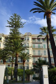 France, Alpes-Maritimes (06), Menton, l'ancien Hotel Regina sur le front de mer transformé en appartements privés