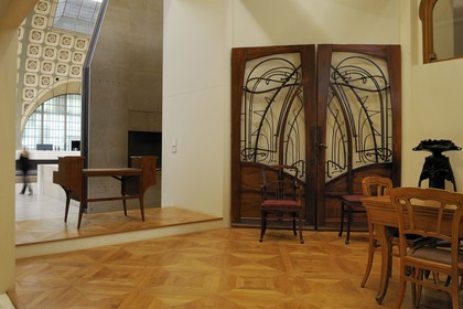 France, Paris (75), le musée d'Orsay, salle Art Nouveau, Porte à deux vantaux provenant de la devanture du magasin Coutolleau à Angers par Hector Guimard