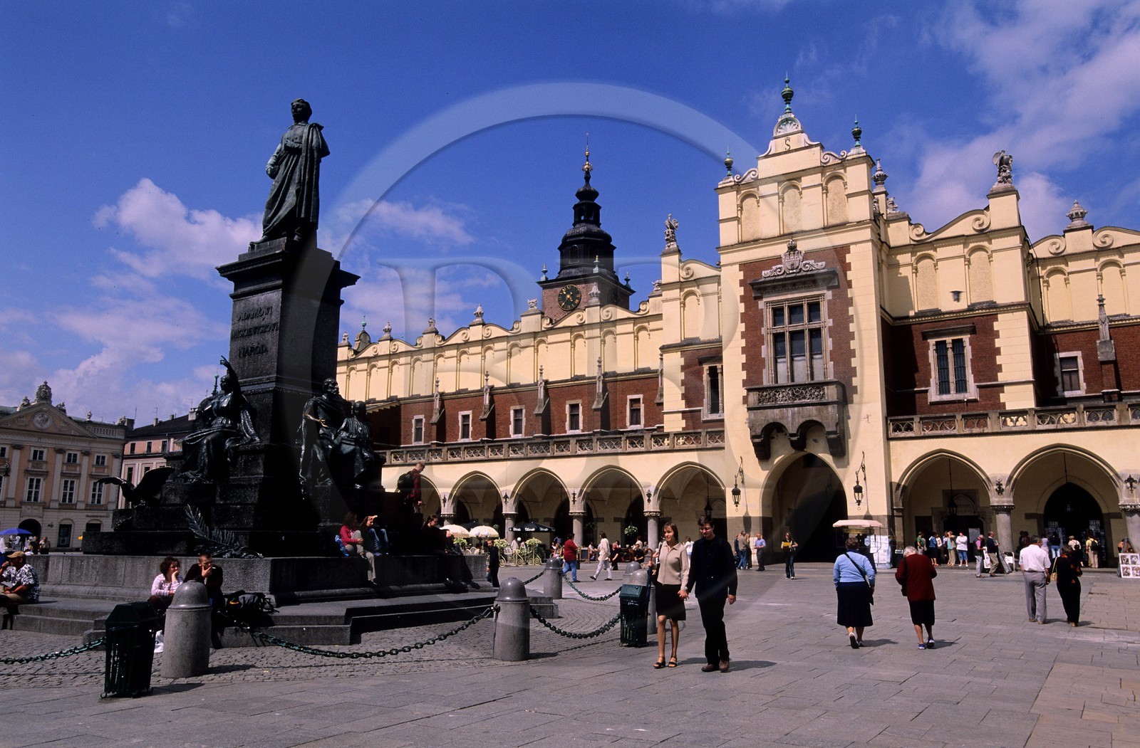 Pologne, région de la Petite-Pologne, Cracovie, vieille ville (Stare Miasto), la Halle aux Draps (Sukiennice) sur la place du Marché et la statue d'Adam Mickiewicz