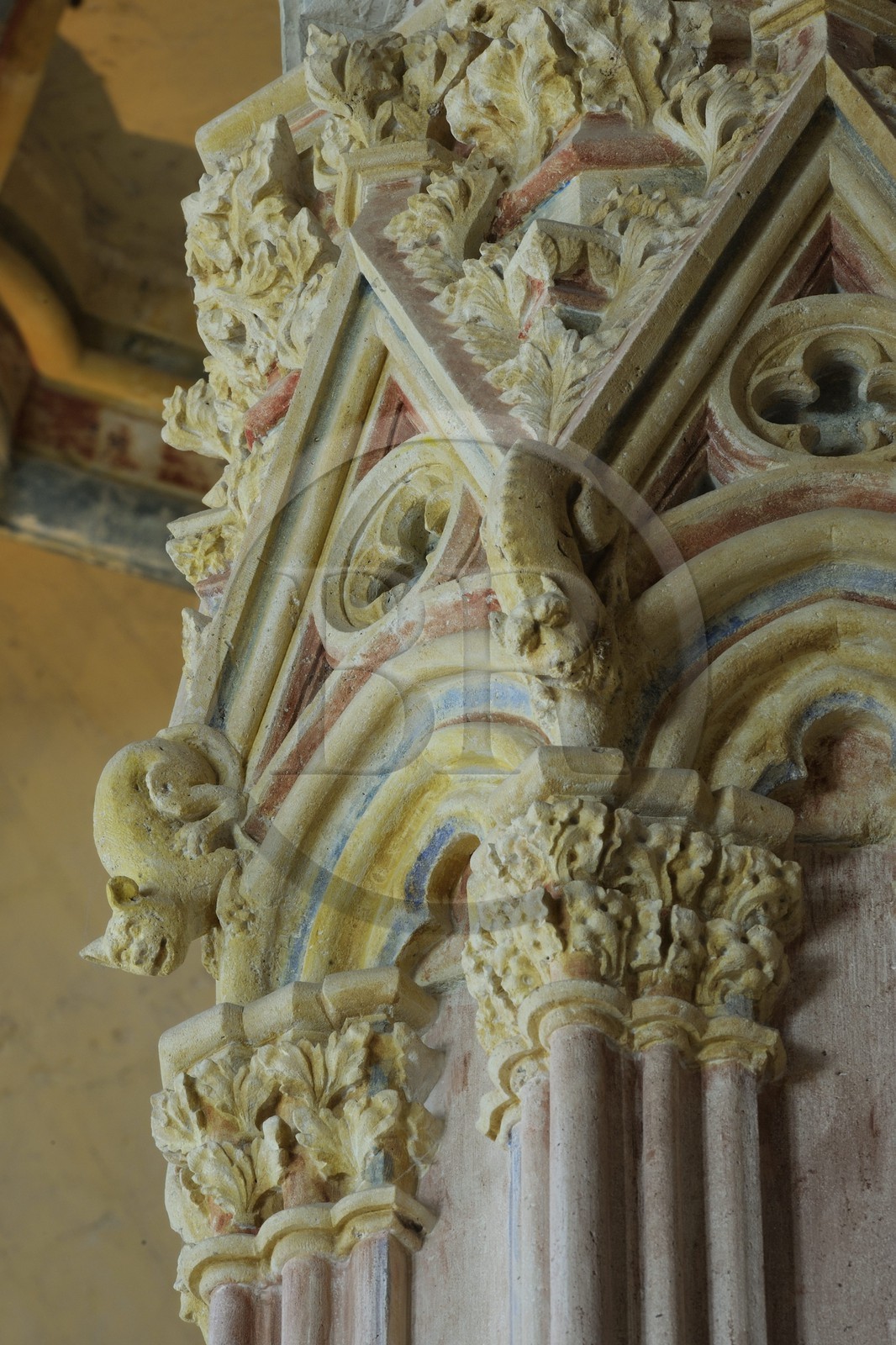 France, Val-de-Marne (94), Vincennes, le château de Vincennes, le donjon, chambre du Roi au deuxième étage, petites chimères sur la colonne centrale