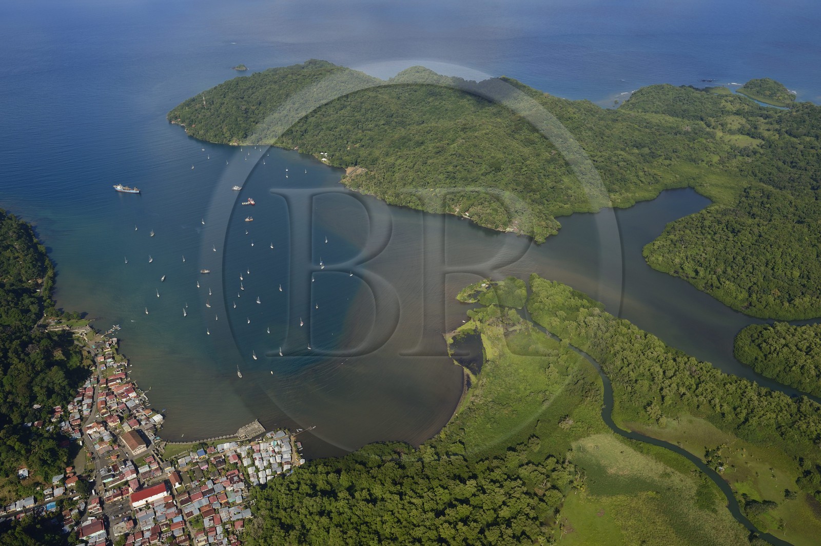 Panama, province de Colon, Portobelo, classé Patrimoine Mondial de l'UNESCO et sa baie (vue aérienne)