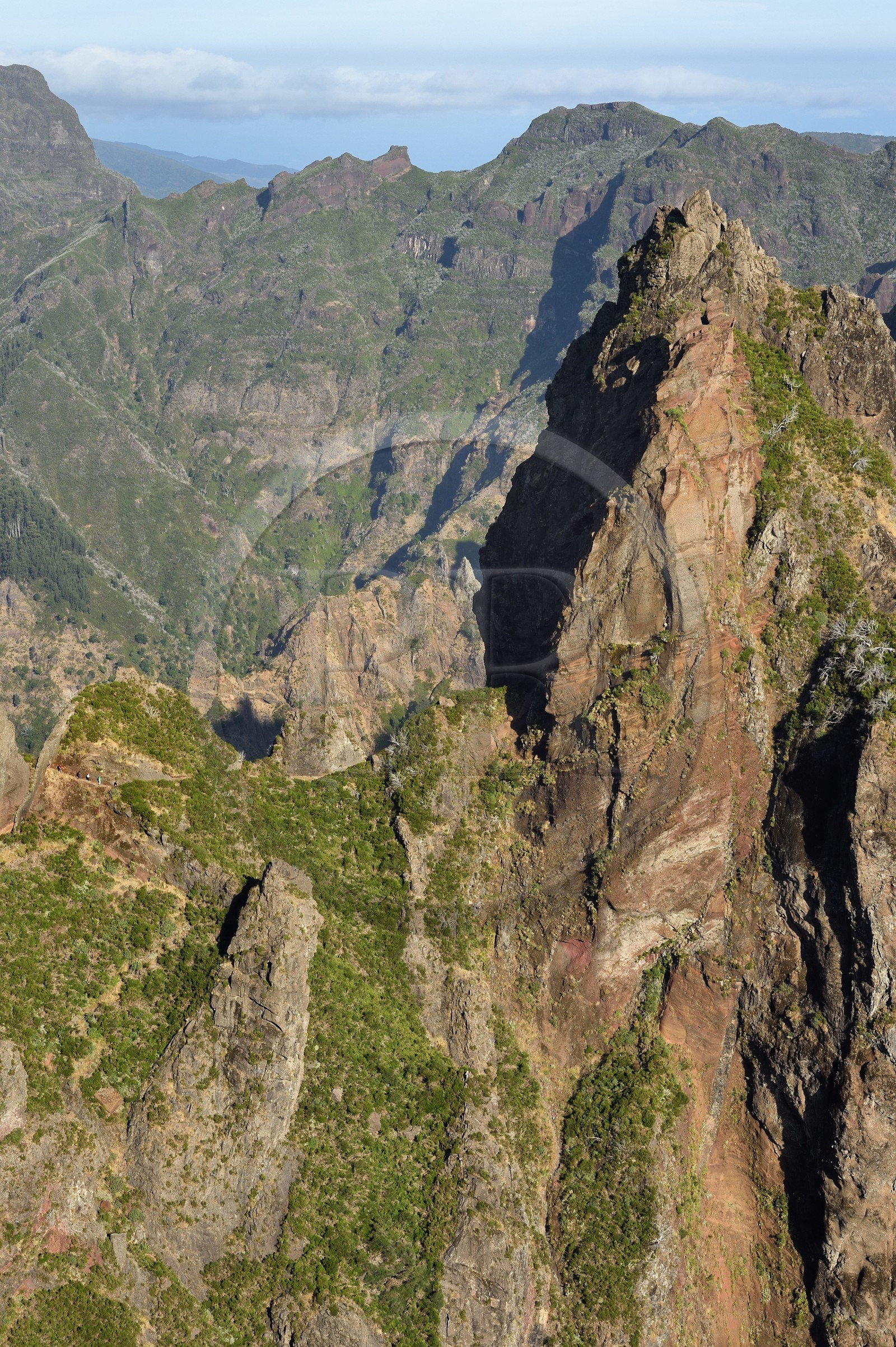 Portugal, Ile de Madère, randonneurs sur le sentier du Vereda do Areeiro entre les monts Pico Ruivo (1862m) et Pico Arieiro (1817m), vue depuis le belvédère de Ninho da Manta (nid de buse) sur la chaine de montagnes centrale