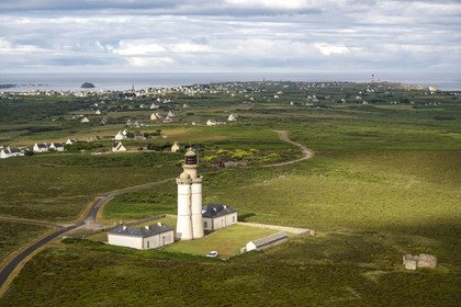 France, Finistère (29), Mer d'Iroise, Ile d'Ouessant, le phare du Stiff, le bourg de Lampaul à gauche et le phare du Creac'h à droite en arrière plan