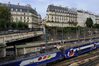 France, Paris (75), immeubles haussmanniens en bordure des lignes de chemins de fer de la gare Saint-Lazare vue de la place de l'Europe