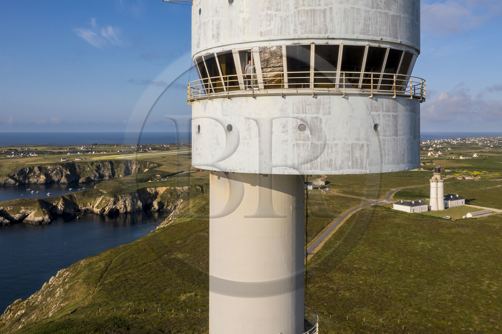 France, Finistère (29), Mer d'Iroise, Ile d'Ouessant, tour radar du Stiff de l'architecte Jean Prouvé (1982) qui surveille le rail de circulation maritime dans la Manche pour le Cross Corsen, Patrick Cornic, technicien du CROSS en poste depuis 2014 (vue aérienne)