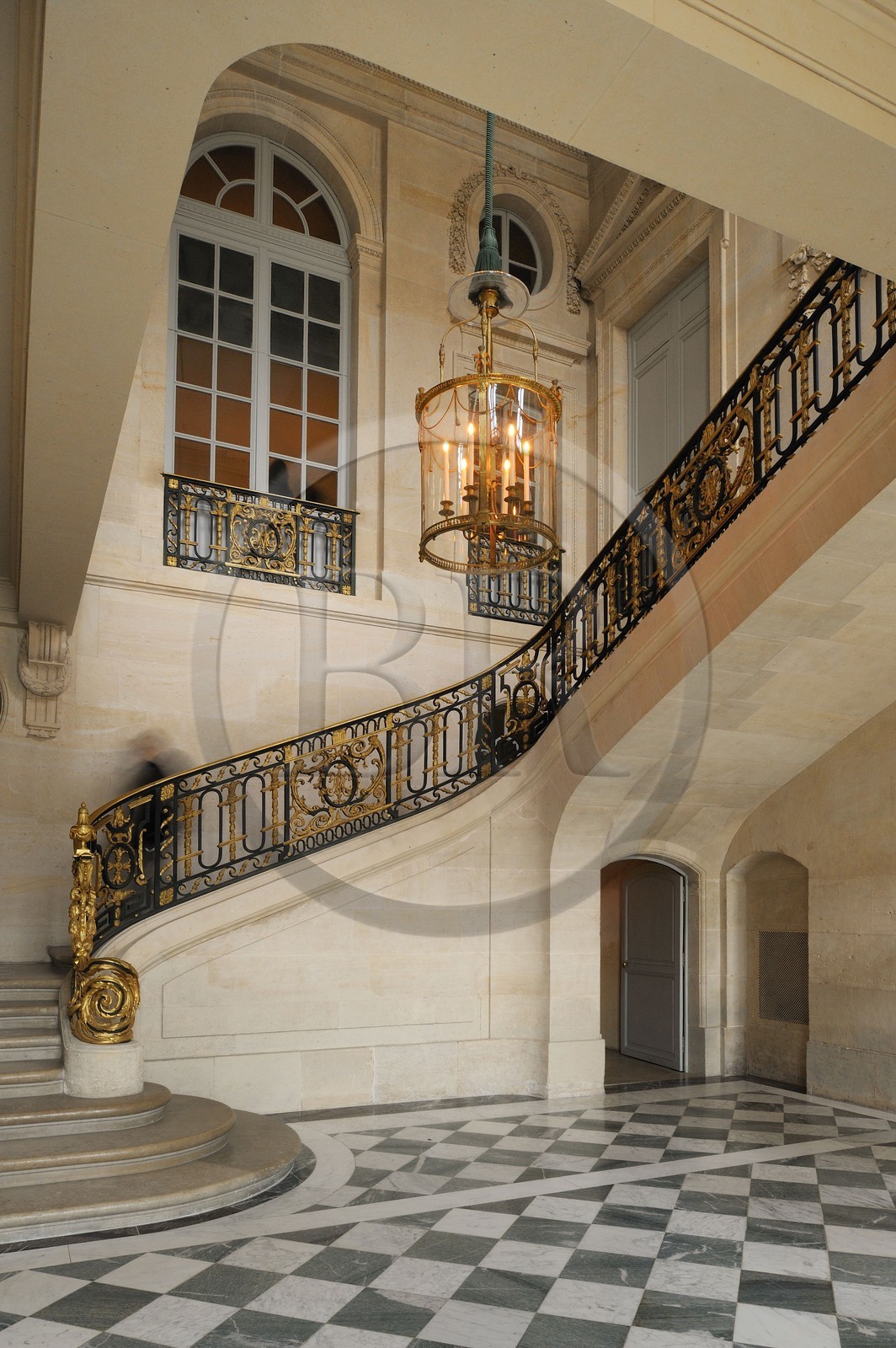France, Yvelines (78), château de Versailles, classé Patrimoine Mondial de l'UNESCO, le domaine de Marie-Antoinette, le Petit Trianon, le grand escalier de pierre avec sa rampe en fer forgé