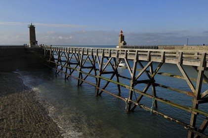 France, Seine-Maritime (76), Pays de Caux, Côte d'Albâtre, passerelle en bois à l'entrée du port de Fécamp