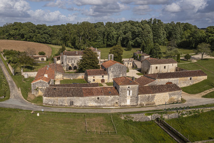 France, Charente-Maritime (17), Saint-Bris-des-Bois, abbaye de Fontdouce, ancienne abbaye bénédictine fondée en 1111 (vue aérienne)