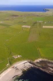 Royaume-Uni, Ecosse, Iles Orcades, Ile de South Ronaldsay d'Ouest en Est, ferme en bordure de mer (vue aérienne)